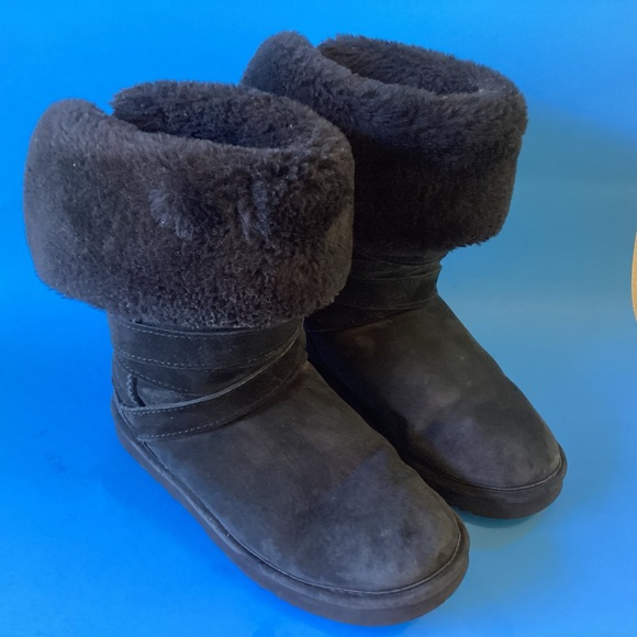 Lamo brand fluff boot. Very versatile, up or down. - Picture 1 of 6